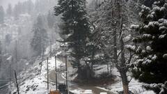 Kashmir Snowfall: कश्मीर के कई इलाकों में भारी बर्फबारी, तस्वीरों में देखें खूबसूरत नजारा