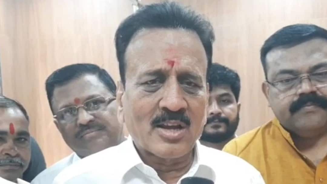 Girish Mahajan criticizes Uddhav Thackeray Aaditya Thackeray Sharad Pawar Shiv Sena UBT NCP BJP Jalgaon Maharashtra Marathi News गिरीश महाजनांची ठाकरे पिता-पुत्रावर जोरदार टीका; म्हणाले, 