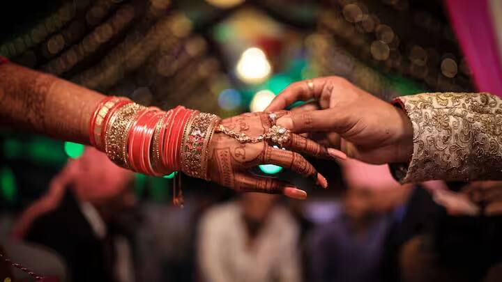 6 NRI get married in India Every day why need to make law on NRI marriage system abpp हर दिन 6 प्रवासी करते हैं भारत में शादीः पंजाबी सबसे आगे; फिर NRI मैरिज पर कानून की जरूरत क्यों?