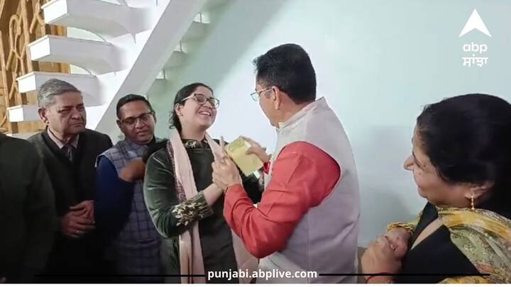 Cabinet minister aman arora visits a girl who make a judge in sunam Punjab news: ਸੁਨਾਮ ਤੋਂ ਜੱਜ ਬਣੀ ਕੁੜੀ ਦੇ ਘਰ ਪੁੱਜੇ ਅਮਨ ਅਰੋੜਾ, ਦਿੱਤੀ ਵਧਾਈ, ਵੀਡੀਓ ਹੋ ਰਹੀ ਵਾਇਰਲ
