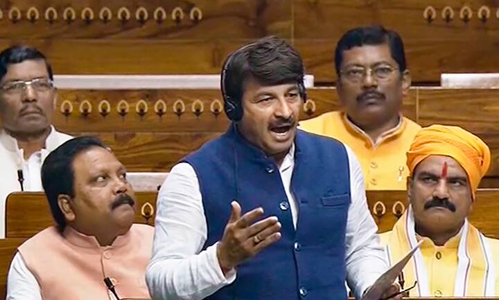 पीएम मोदी से यादगार मुलाकात के सवाल पर मनोज तिवारी ने कहा कि जब आप पीएम मोदी से मिलते हैं तो आपको लगेगा कि वो बिल्कुल आप ही के जैसे हैं...मिलने पर जो एक व्यक्ति का उल्लास होना चाहिए, जो कि एक सामान्य व्यवहार है. पीएम मोदी इतना साधारण व्यक्तित्व रखते हैं कि उनको ये अच्छे से पता है कि किससे किस तरीके से बात की जाए.