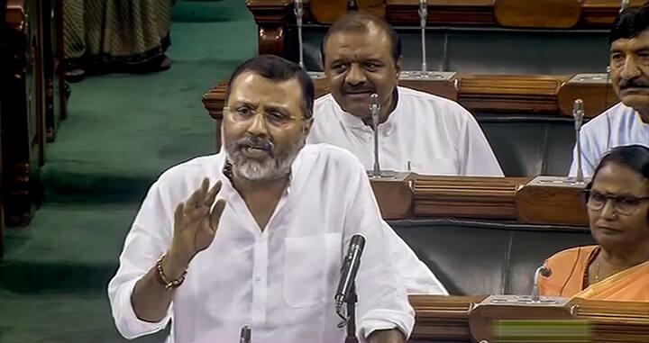 इसके साथ ही निशिकांत दुबे ने आगे कहा कि मैं उस पार्टी का नेता हूं, जिसका प्रधानमंत्री भ्रष्टाचार न खाऊंगा, न खाने दूंगा पर विश्वास रखता है. इन केसों को तो मैं खत्म करूंगा ही और जिन्होंने मेरी आवाज दबाने के लिए मुझ पर ये केस दर्ज कराएं हैं, जब तक उन्हें सलाखों के पीछे नहीं डाल दूंगा, तब तक चैन की सांस नहीं लूंगा.