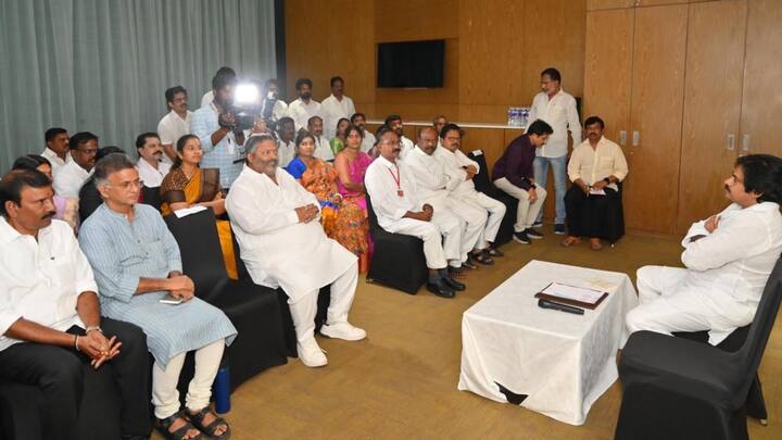 Janasena Chief Pawan focus on Uttarandhra Talks with leaders till midnight ఉత్తరాంధ్రపై పవన్‌ ఫోకస్‌, అర్ధరాత్రి వరకు నేతలతో మంతనాలు
