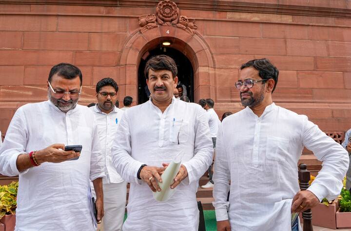 मनोज तिवारी ने आगे कहा कि पीएम मोदी देश को बराबर दो पटरी पर लेकर चल रहे हैं. इनमें पहला इंफ्रास्ट्रक्चर का भारत है, नई-नई सड़कों का भारत है, 4 लाख किलोमीटर सड़कों को नया बनाकर भारत, 1 लाख 40 हजार किमी नेशनल हाइवे का भारत, चांद पर पहुंचा हुआ भारत है.