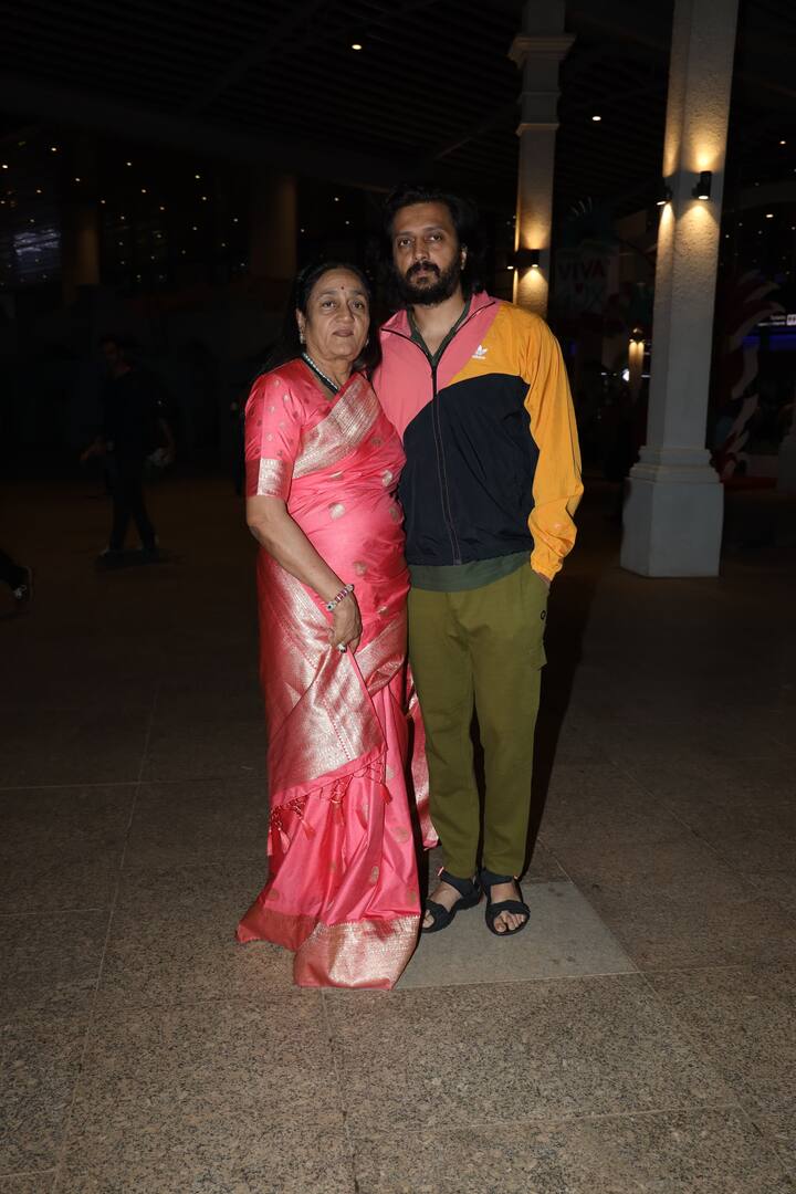 एयरपोर्ट पर रितेश देशमुख ने अपनी प्यारी सी मां के साथ पैपराजी को कई सारे पोज भी दिए.