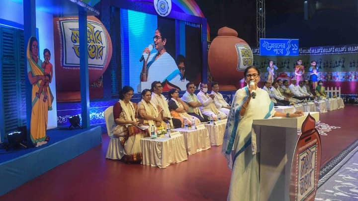 প্রত্যেক মহিলার নির্দিষ্ট ব্যাঙ্ক অ্যাকাউন্টে প্রতি মাসে এই ভাতার টাকা জমা পড়ে যায়। এ বিষয়ে দুটি প্রশ্ন উঠেছিল কিছুদিন আগেই। এক পরিবারের কজন মহিলা এই ভাতা পাবেন আর ৬০ বছর বয়স হলে কি এই প্রকল্প বন্ধ হয়ে যাবে ? ছবি- পিটিআই