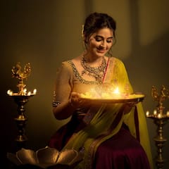 Sneha Saree Photos : சொந்த பிராண்டிற்கு மாடலிங் செய்து வரும் நடிகை சினேகா!