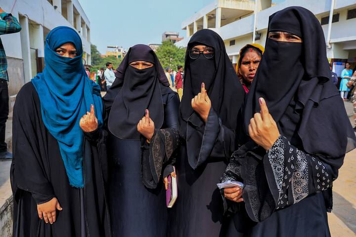 अगर आपका नाम वोटर लिस्ट में शामिल है तो आपको अधिकार है कि आप पोलिंग बूथ पर जाकर वोट डाल सकते हैं.