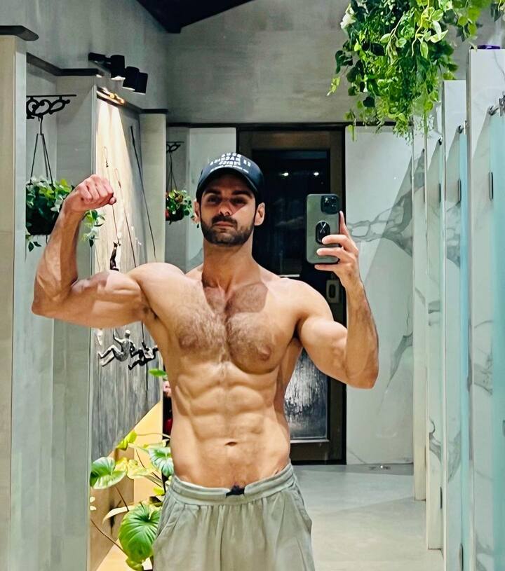 रायसिंघानी वर्सेज रायसिंघानी सीरियल में नजर आ रहे एक्टर करण वाही भी अपनी फिटनेस को लेकर काफी फोकस रखते हैं. करण ने भी अपने सोशल मीडिया पर सिक्स पैक्स में तस्वीरें शेयर की हैं.