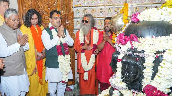 पाली जिले के गार्डन आश्रम में बने ॐ आकर के मंदिर की प्राण प्रतिष्ठा के कार्यक्रम में राजस्थान के मुख्यमंत्री भजनलाल शर्मा और पाली सांसद पीपी चौधरी भी पहुंचे. ॐ आकर के इस भव्य मंदिर की प्राण प्रतिष्ठा का भव्य आयोजन सोमवार (19 फरवरी) की सुबह 9:00 बजे से ॐ आश्रम में शुरू हुआ. इसमें देव पूजन, ध्वज दंड, शिखर पूजन किया गया. इसके बाद दोपहर में भगवान की मूर्ति प्रतिष्ठा हुई. साथ ही हवन पूर्णआहुति महाआरती के बाद प्रसादी का कार्यक्रम किया गया. दोपहर बाद 12:30 से 1:30 बजे तक अभिजीत मुहूर्त में बांसवाड़ा जिले के राजपुरोहित त्रिपुरा सुंदरी मंदिर के उपासक निकुंजमोहन पांडे और सहआचार्य पंडित कपिल त्रिवेदी की तरफ से विधि विधान से प्राण प्रतिष्ठा के कार्यक्रम को संपन्न करवाया.