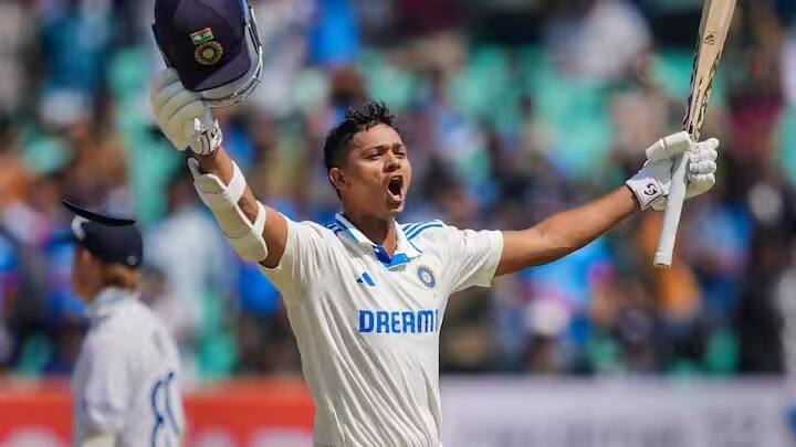 યશસ્વી જાયસ્વાલ ઈંગ્લેન્ડ સામેની વર્તમાન સીરીઝમાં શાનદાર ફોર્મમાં છે. રાજકોટમાં પણ તેનું બેટ ખૂબ સારું ચાલ્યું હતું. આ મેચની બીજી ઇનિંગમાં તેણે બેટથી તબાહી મચાવી હતી અને 214 રનની શાનદાર ઇનિંગ રમી હતી.