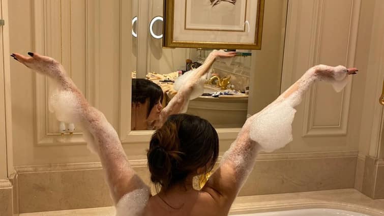 Selena Gomez Strips For Bathtub Photo During A Romantic Trip To Paris Selena Gomez Strips For Bathtub Photo During A Romantic Trip To Paris