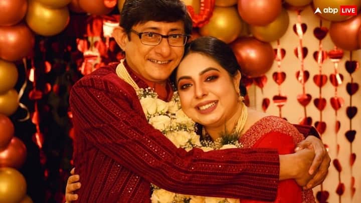 Bangali actor Kanchan Mullick married to Sreemoyee Chattoraj see viral photos Kanchan Mullick Marriage Photos: बंगाली एक्टर कंचन मलिक ने तीसरी बार की शादी, वाइफ श्रीमोयी चट्टोराज संग वायरल हुईं तस्वीरें