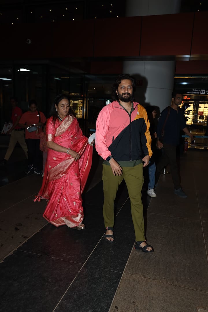इन तस्वीरों में रितेश अपनी मां के साथ नजर आ रहे हैं. दोनों रकुल और जैकी की शादी का हिस्सा बनने के लिए गोवा पहुंचे हैं.
