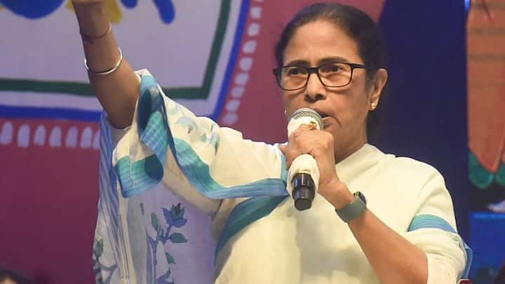 পশ্চিমবঙ্গের প্রতিটি পরিবারের মহিলাদের জন্য সরকারের তরফে মাসিক একটি ভাতা দেওয়া হয় 'লক্ষ্মীর ভান্ডার' প্রকল্পের আওতায়। প্রতি মাসে ৫০০ টাকা করে পান মহিলারা। ছবি- পিটিআই