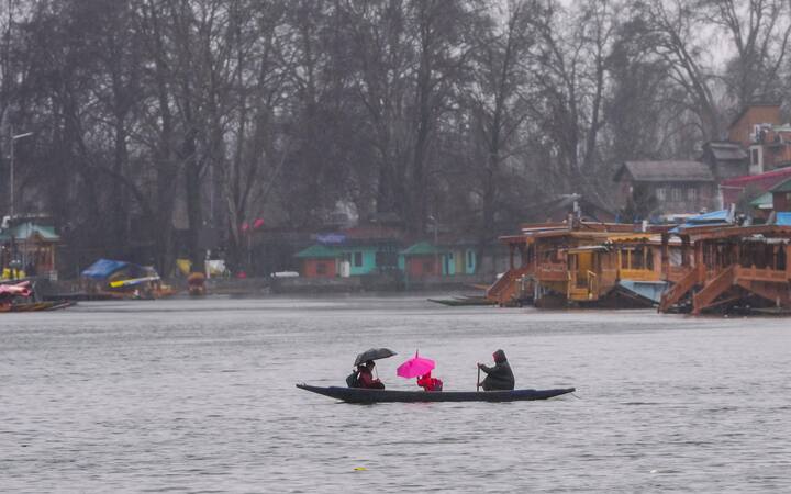 मौसम का मिजाज बदलने से पहाड़ी इलाकों में ठंड काफी बढ़ गई है.