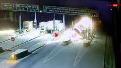 पुलिस को देख डंपर लेकर भागा रेत माफिया, टोल बूथ उड़ाया, पूरी वारदात का Video आया सामने