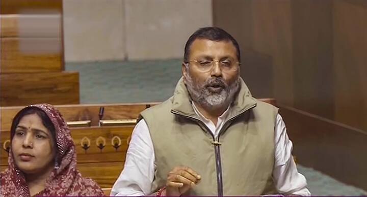 विरोधियों को निशाना बनाने को लेकर निशिकांत दुबे ने कहा कि हम हमेशा मानते हैं कि जो हमारी आइडियोलॉजी में है, वो देशभक्त हैं... जो बाहर के लोग हैं और जो विरोधी देश की सभ्यता और संस्कृति पर आक्रमण करते हैं तो मुझे एक आइडियोलॉजिल कमिटमेंट लगता है कि इन लोगों को आइना दिखाना चाहिए और इन्हें इतिहास, भूगोल की जानकारी देनी चाहिए.