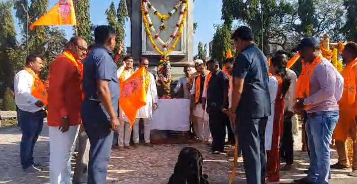 छत्रपती शिवाज महाराज यांना अभिवादन करताना ध्रुवा.. (Photo Credit : ABP MAJHA)