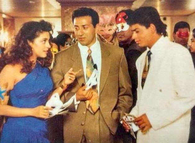 वहीं सनी देओल का करियर भी बेहतरीन चला लेकिन फिल्म डर का जो किस्सा हुआ था वो आज भी लोग दोहराते हैं. शाहरुख खान के विलेन अवतार ने लीड एक्टर का रोल तक खा लिया था, ऐसी बातें बी-टाउन में आज भी होती हैं.