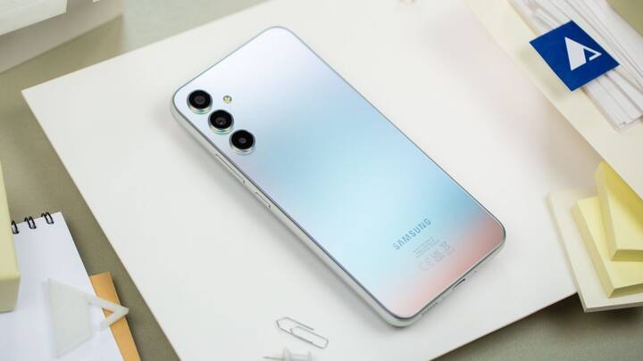 इसके अलावा इस फोन की पिक्चर्स भी लीक हुई है, जिसकी वजह से फोन का डिजाइन सामने आ गया है. कंपनी अपने इस फोन में वाटर ड्रॉप की नॉच शेप वाला sAMOLED डिस्प्ले देने वाली है. इसके अलावा फोन के पिछले में ट्रिपल कैमरा सेटअप जिया जाएगा. इस फोन में Voice Focus नाम का एक फीचर भी दिया जाएगा.