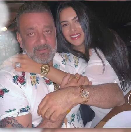 संजय दत्त की बेटी का नाम त्रिशाला दत्त हैं. बता दें कि संजय दत्त ने शुरुआत से ही अपनी बेटी को ये बता रखा था कि वो फिल्मों में काम नहीं करेंगी. रिपोर्ट्स के अनुसार एक्टर ने तो त्रिशाला को ये धमकी भी दे दी थी कि अगर वो बॉलीवुड में काम करेंगी तो उनके पैर तोड़ देंगे.