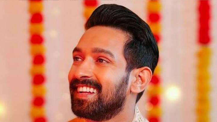 তাই ছোট্ট বয়সেই টাকা রোজগারের জেদ মাথায় চেপে বসে তাঁর। কৈশোর পেরনোর আগেই কাজে ঢুকে যান। তার পর সুযোগ পেয়ে যান সিরিয়ালেও। কিন্তু টেলিভিশনের দুনিয়া থেকে সরে আসতে একরকম বাধ্য হন তিনি। ছবি: ইনস্টাগ্রাম থেকে সংগৃহীত।