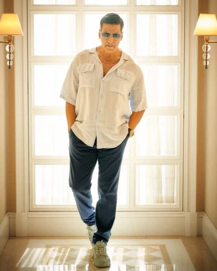 अक्षय के हिट एक्शन और जोरदार स्टंट्स के चलते ही आज उन्हें खिलाड़ी कुमार कहा जाता है. अक्षय के ना सिर्फ लाखों करोड़ों फैन्स हैं बल्कि वो अपनी अदाकारी और एक्शन के जरिए अपनी अलग पहचान भी हासिल कर चुके हैं. पंजाब के अमृतसर में एक सरकारी अफसर के घर पैदा हुए अक्षय मार्शल आर्ट में ट्रेन्ड हैं.