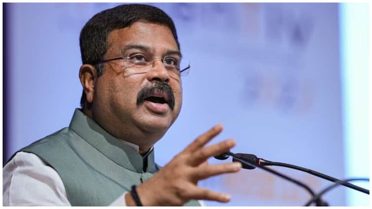 Board Exams to be conducted twice in a year from session 2025 2026 announced union education minister dharmendra Pradhan अब साल में दो बार बोर्ड एग्जाम दे सकेंगे छात्र, बेस्ट स्कोर से बनेगी मार्कशीट, केंद्रीय मंत्री का बड़ा ऐलान