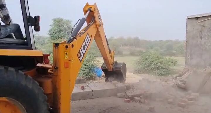 રાજેશ રાઠોડના મોત મામલે કુલ 17 આરોપીઓ સામે નામજોગ ફરિયાદ નોંધવામાં આવી હતી અને અન્ય 30ના ટોળા સામે પણ કેસ દાખલ કરવામાં આવ્યો હતો. આ સમગ્ર હત્યા અને અથડામણ ઘટના મામલે પોલીસે ગઇકાલે વધુ 9 આરોપીઓને ઝડપી પાડ્યા હતા, આ પહેલા પોલીસ ચાર આરોપીઓને ઝડપી લીધા હતા,