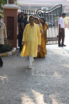 Rakul Preet-Jackky Wedding: मेहंदी-हल्दी सेरेमनी में येलो आउटफिट पहने नजर आए दूल्हा-दुल्हन के पेरेंट्स, पत्नी संग वेन्यू पर पहुंचे वरुण धवन, देखें तस्वीरें