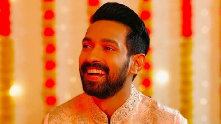 বিক্রান্ত জানিয়েছেন, ২৪ বছর বয়সেই সিরিয়ালের জনপ্রিয় মুখ ওঠেন তিনি। মাস গেলে নয় নয় করে ৩৫ লক্ষ টাকা বাঁধাধরা ছিল। এক একে ধার-দেনা শোধ করেন, বন্ধক দেওয়া গহনা ছাড়িয়ে আনেন মায়ের। ছবি: ইনস্টাগ্রাম থেকে সংগৃহীত।