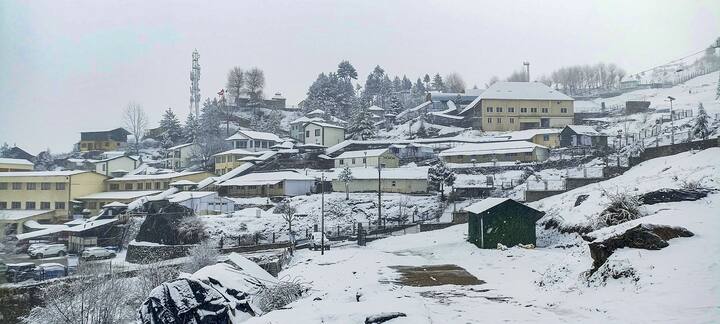 पीटीआई एजेंसी के अनुसार, बद्रीनाथ-केदारनाथ मंदिर समिति के मीडिया प्रभारी हरीश गौड़ ने कहा कि बद्रीनाथ, केदारनाथ, हेमकुंड साहिब, फूलों की घाटी राष्ट्रीय उद्यान, नंदा देवी राष्ट्रीय उद्यान और केदारनाथ कस्तूरी मृग अभयारण्य के बड़े क्षेत्र बर्फ से ढक गए हैं.
