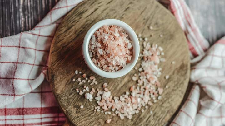 Black Salt Disadvantages : असे बरेच लोक आहेत जे टेबल सॉल्ट ऐवजी काळे मीठ वापरतात. ॲसिडीटी आणि अपचन झाल्यास बहुतेक लोक ते खातात. असे काही लोक आहेत ज्यांना ते सॅलडमध्ये घालून खायला आवडते.