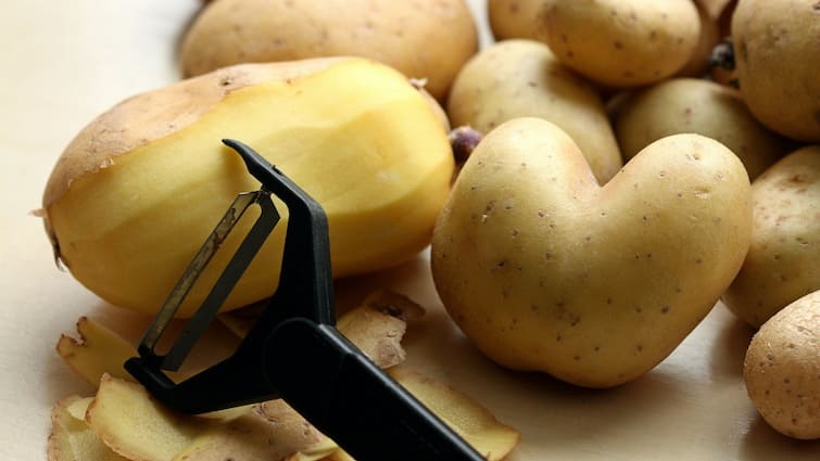 Potato Peel Benefits for Skin and Kitchen Here are the simple hacks Potato Peel Benefits : బంగాళదుంపల తొక్కలతో ఎన్ని ప్రయోజనాలో.. ఈ హ్యాక్స్ మీకు తెలుసా?