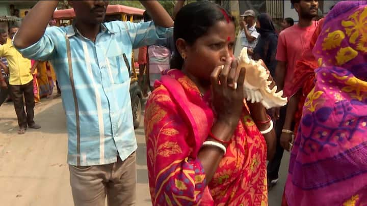 শাঁখ বাজিয়ে , ফুল ছুড়ে, জয় শ্রীরাম ধ্বনিতে বরণ করে নেওয়া হল শুভেন্দুকে। যেন তাঁর অপেক্ষাতেই বসেছিলেন সন্দেশখালির মা-বোনেরা। আবেগ বাধ মানল না। একজন বললেন, উনি আমাদের জন্য এসেছেন, আমাদের কথা ভেবেছেন, আমরা কৃতজ্ঞ। উঠল উলুধ্বনি।