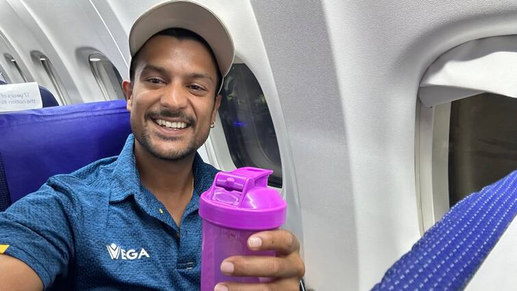 Bilkul risk nahi lene ka Mayank Agarwal carried his own water bottle in flight after falling ill Mayank Agarwal: मयंक अग्रवाल ने बरती सावधानी, फ्लाइट में वाटर बोतल लेकर पहुंचे, बोले- बिल्कुल रिस्क नहीं लेने का