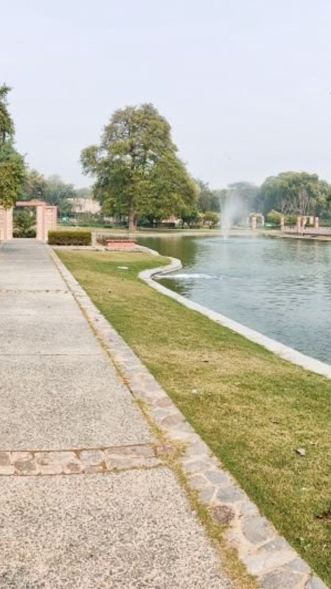 पार्क में हर वर्ग के लोग घूमने