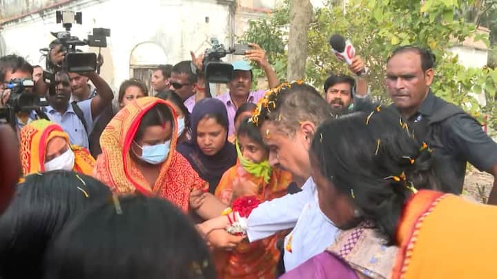 পাঁচের শিশু থেকে আশির বৃদ্ধ সকলেই ঘিরে ধরলেন শুভেন্দুকে। জানালেন নিজেদের সমস্যার কথা । তিনিও সবার অভিযোগ মন দিয়ে শুনলেন। তাঁদের সঙ্গে কথা বললেন। ব্য়ক্তিগতভাবে অনেককে ফোন নম্বর দিলেন।