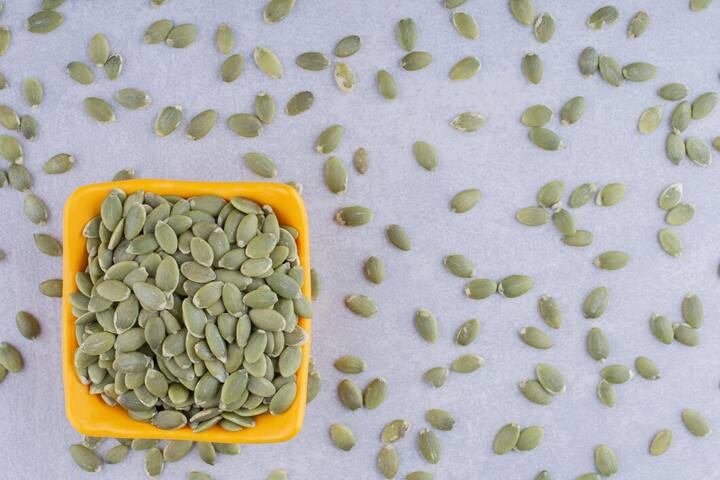 कद्दू के बीज: कद्दू के बीज (Pumpkin Seeds) को हम लोग निकालकर फेंक देते हैं. लेकिन यह कमाल का सुपरफूड है. यही कारण है कि इसकी कीमत 600 रुपए किलो है. कद्दू के बीज में एंटीऑक्सीडेंट्स, मैग्नीशियम, आयरन, जिंक और कॉपर जैसे तत्व भरपूर मात्रा में पाए जाते हैं. ये सभी तत्व दिमाग को तेज करने का काम करते हैं. एक रिसर्च के अनुसार, पंपकीन सीड्स में कई माइक्रोन्यूट्रेंट्स होते हैं, जिससे दिमाग में सूजन नहीं होता और दिमाग तेज काम करता है.