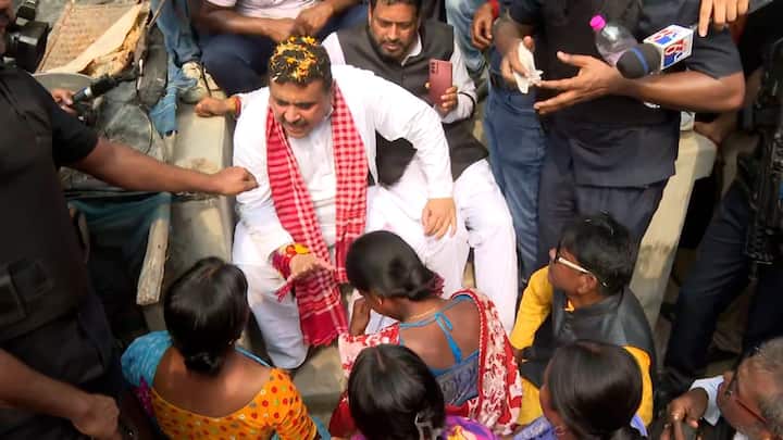 এক বৃদ্ধা কথা বলতে বলতে কেঁদেই ফেললেন। বৃদ্ধাকে জড়িয়ে চোখের জল মোছালেন শুভেন্দু। বললেন, ' আমাদের ওপর ভরসা আছে তো? তুমি মা মাতঙ্গিনী হাজরা, শক্ত থাকো মা...'