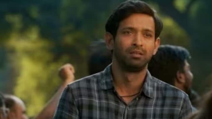 এর পর আর পিছন ফিরে তাকাতে হয়নি বিক্রান্তকে। সম্প্রতি মুক্তি পাওয়া ‘12th Fail’ তাঁকে ঘরে ঘরে পৌঁছে দিয়েছে। বিক্রান্ত জানিয়েছেন, টাকা রোজগার করতে শিখে গিয়েছেন তিনি। কিন্তু অভিনয় টাকার জন্য করেন না। যে কোনও অবস্থাতেই টাকা রোজগার করে পরিবারকে সামলে নেবেন তিনি। কিন্তু নিজের মূল্যবোধের সঙ্গে আপস করবেন না। ছবি:ফাইল।