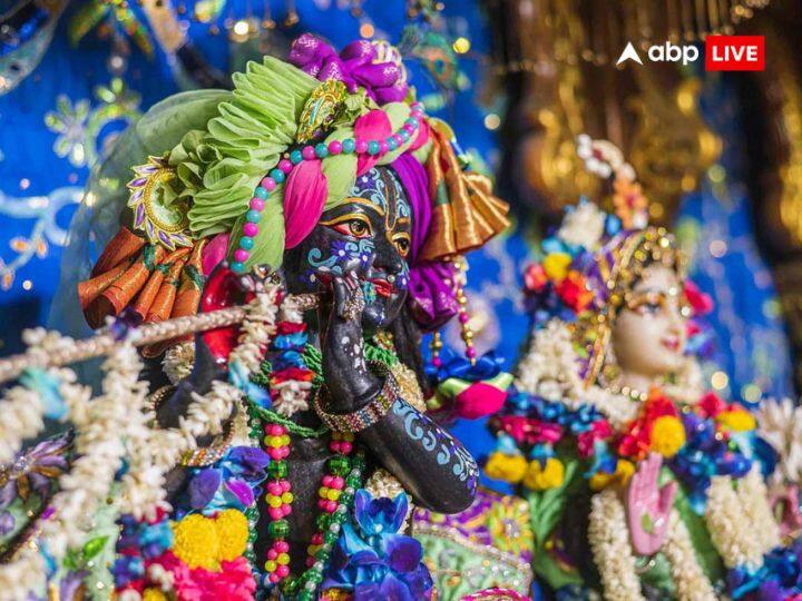 एक ग्रामीण बताते हैं कि तीन पीढ़ियों से शुरू हुई प्रथा आज भी चली आ रही है. हम लोग भगवान को ढोल नगाड़े बजाकर पालकी में बैठाते हुए मंदिर से गांव लाते हैं और चबूतरे में बैठाकर भगवान को अपनी समस्याएं सुनाते है.