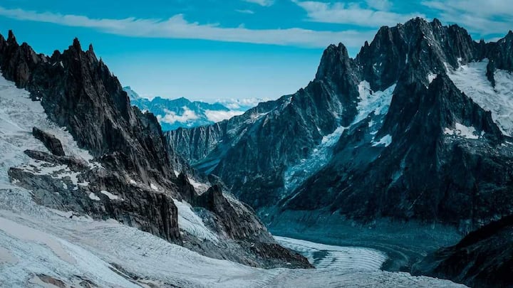 Highest Mountain On Earth : माउंट एव्हरेस्ट नाही तर हा आहे  पृथ्वीवरील सर्वात उंच पर्वत