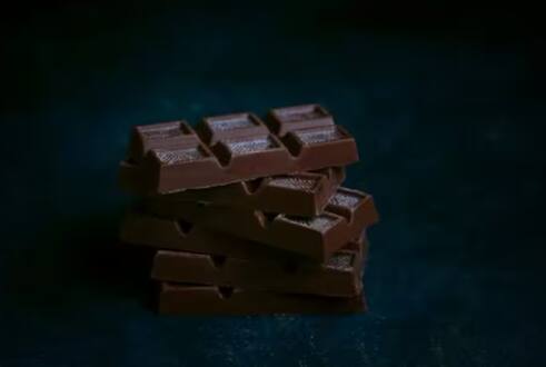 ਡਾਰਕ ਚਾਕਲੇਟ : ਜੇਕਰ ਤੁਸੀਂ ਚਾਕਲੇਟ ਖਾਣ ਦੇ ਸ਼ੌਕੀਨ ਹੋ ਤਾਂ ਡਾਰਕ ਚਾਕਲੇਟ ਖਾਣਾ ਸ਼ੁਰੂ ਕਰ ਦਿਓ। ਇਸ ਨਾਲ ਤੁਹਾਡਾ ਦਿਮਾਗ ਤੇਜ਼ ਹੁੰਦਾ ਹੈ। ਡਾਰਕ ਚਾਕਲੇਟ ਵਿੱਚ ਕੈਫੀਨ ਅਤੇ ਫਲੇਵੋਨੋਇਡਸ ਸਮੇਤ ਕਈ ਤਰ੍ਹਾਂ ਦੇ ਐਂਟੀਆਕਸੀਡੈਂਟ ਪਾਏ ਜਾਂਦੇ ਹਨ। ਫਲੇਵੋਨੋਇਡ ਤੁਹਾਡੀ ਲਰਨਿੰਗ ਅਤੇ Memory Capacity ਨੂੰ ਵਧਾਉਂਦਾ ਹੈ। ਇਕ ਖੋਜ ਮੁਤਾਬਕ ਡਾਰਕ ਚਾਕਲੇਟ ਖਾਣ ਨਾਲ ਬੌਧਿਕ ਪ੍ਰੀਖਿਆ ਪਾਸ ਕਰਨ ਦੀ ਸਮਰੱਥਾ ਵੀ ਵਧਦੀ ਹੈ।