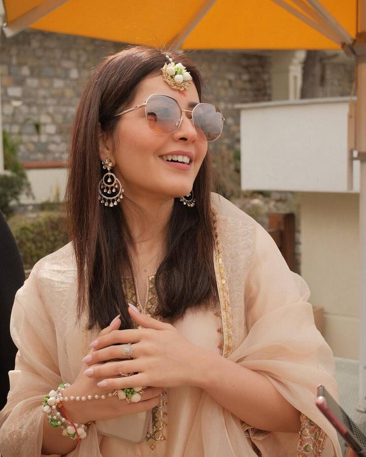 ‘మద్రాస్ కేఫ్’ అనే బాలీవుడ్ సినిమాతో సినీ కెరీర్ ప్రారంభించింది రాశి ఖన్నా. తర్వాత తెలుగులో ఊహలు గుసగుసలాడే సినిమాతో తెలుగు ప్రేక్షకులకు దగ్గరైంది. అనంతరం తెలుగులో పలు ఆఫర్లు అందుకుంది.(Images Source : Instagram/raashiikhanna)