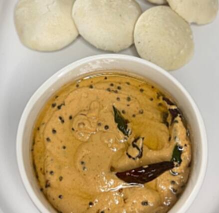 தேவையான பொருட்கள் : வேர்க்கடலை - 1 கப், எண்ணெய் - 3 தேக்கரண்டி, வெங்காயம் - 1 நறுக்கியது, பூண்டு - 5 பற்கள், சிவப்பு மிளகாய் - 8, புளி, கல் உப்பு - 1 தேக்கரண்டி, தண்ணீர். தாளிக்க : எண்ணெய், உளுத்தம் பருப்பு, கடுகு, சீரகம், சிவப்பு மிளகாய், பெருங்காய தூள்.
