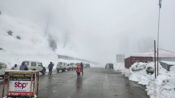 बता दें कि, बर्फबारी और बारिश से पूरे राज्य में औसत अधिकतम और न्यूनतम तापमान में गिरावट आई है. लाहौल स्पीति में कुकुमसेरी -0.5 डिग्री सेल्सियस के साथ राज्य का सबसे ठंडा स्थान रहा.