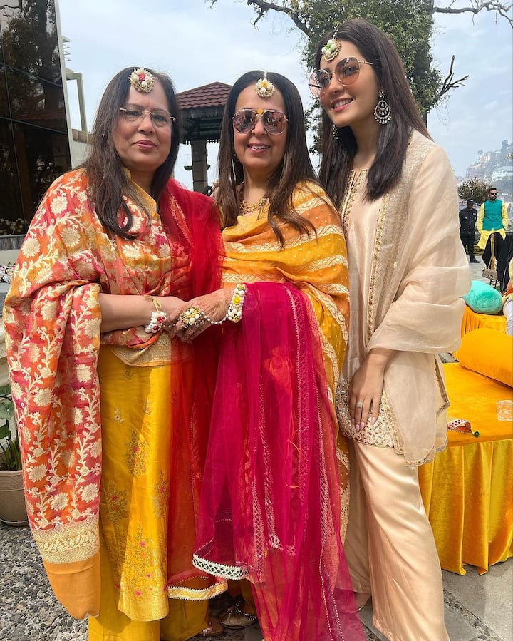 చాలా గ్యాప్ తర్వాత మొత్తం కుటుంబంతో సయమాన్ని గడుపుతున్నట్లు రాశి ఖన్నా తెలిపింది. తన కజిన్ వెడ్డింగ్ వేడుకకోసం అందరూ ఓ చోటకు చేరినట్లు చెప్పుకొచ్చింది. (Images Source : Instagram/raashiikhanna)