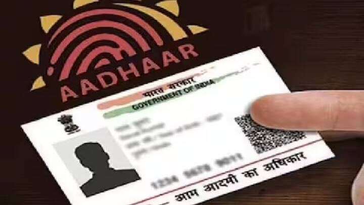 আধার সংক্রান্ত কোনও সমস্যা হলে টোল ফ্রি নাম্বারে ফোন, আধার মিত্র চ্যাটবটের মাধ্যমে কিংবা ইমেলের মাধ্যমেও অভিযোগ জানানো যায়।    ছবি- পিটিআই
